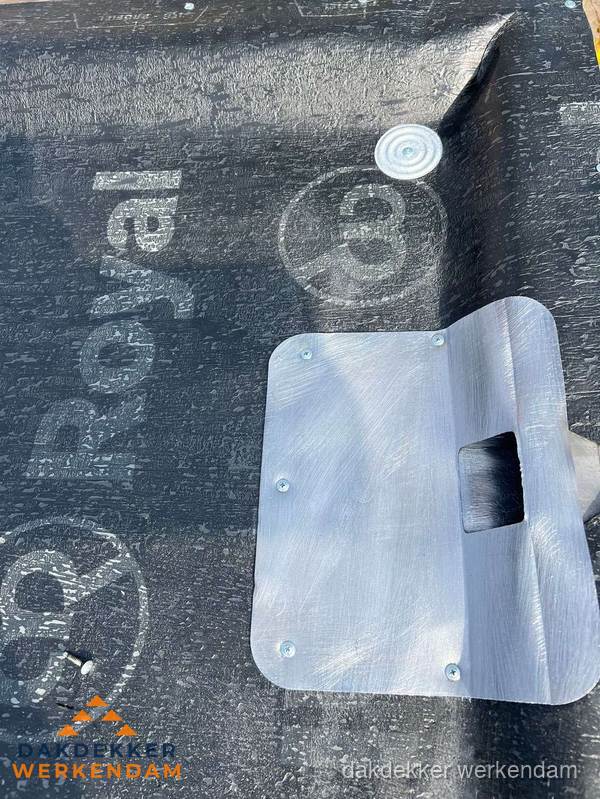 Dakdoorvoer met metalen afvoerplaat op bitumen dak in Werkendam Dakdoorvoer met metalen afvoerplaat op bitumen dak in Werkendam
