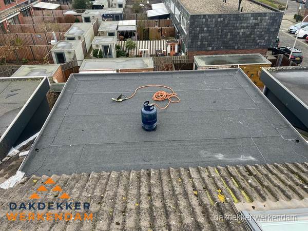 Plat dak met bitumen dakbedekking en brander in Werkendam Plat dak met bitumen dakbedekking en brander in Werkendam