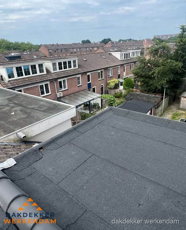 Vernieuwd plat dak met bitumen in woonwijk in Werkendam Vernieuwd plat dak met bitumen in woonwijk in Werkendam