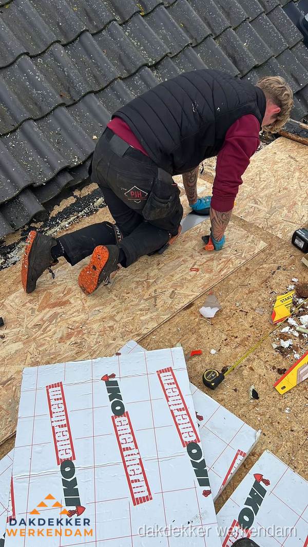 Dakdekker plaatst PIR-isolatieplaten op plat dak in Werkendam Dakdekker plaatst PIR-isolatieplaten op plat dak in Werkendam