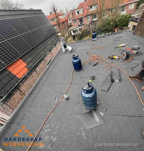 Daklekkage repareren met brandgereedschap op plat dak in Werkendam Daklekkage repareren met brandgereedschap op plat dak in Werkendam