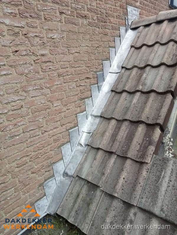 Loodslabben langs dakaansluiting bij bakstenen muur in Werkendam Loodslabben langs dakaansluiting bij bakstenen muur in Werkendam