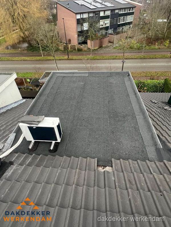 Plat dak inspectie met bitumen bedekking naast schuin pannendak in Werkendam Plat dak inspectie met bitumen bedekking naast schuin pannendak in Werkendam