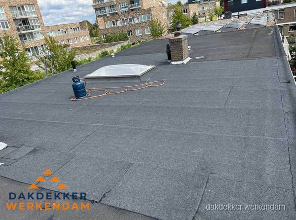 Bitumen dakbedekking op plat dak met lichtkoepel en schoorsteen in Werkendam Bitumen dakbedekking op plat dak met lichtkoepel en schoorsteen in Werkendam
