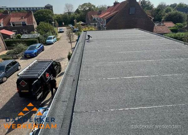 Nieuw bitumen plat dak met uitzicht over woonwijk in Werkendam Nieuw bitumen plat dak met uitzicht over woonwijk in Werkendam