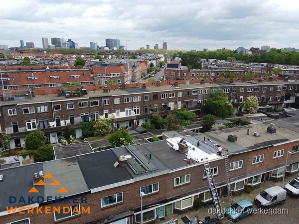 Spoed dakdekker aan het werk op plat dak in woonwijk Werkendam Spoed dakdekker aan het werk op plat dak in woonwijk Werkendam